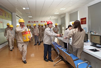 郭金東委托李總裁到成員企業一線慰問